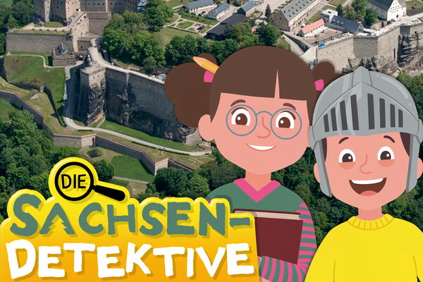 Bildmontage: Zwei Kinder mit Detektivlupe vor der Festung Königstein