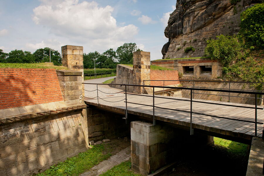 Rote Brücke mit Fußweg in Richtung Festungseingang