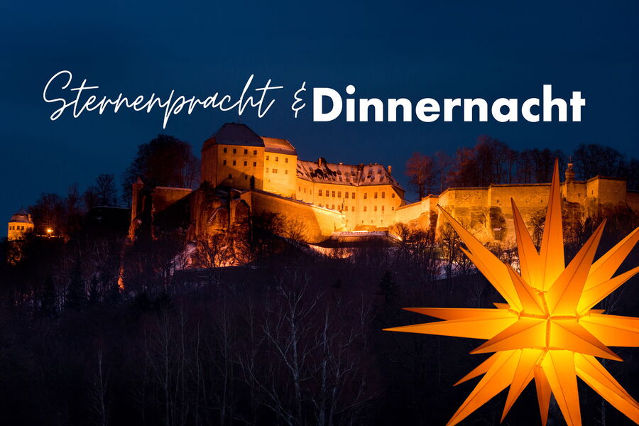 Bildmontage: Nächtliche Ansicht der beleuchteten Westseite der Festung Königstein, Titelschriftzug und Herrnhuter Stern