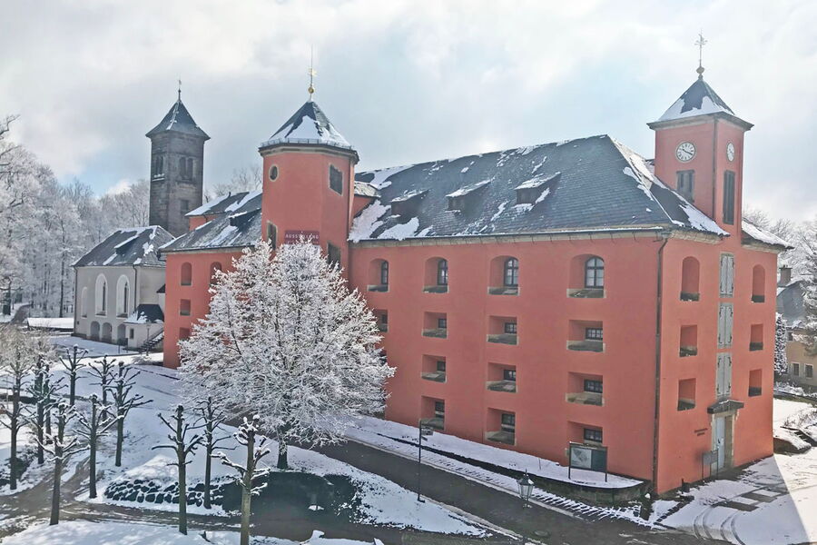 Blick auf die Magdalenenburg und Garnisonskirche. Wege und Bäume sind leicht verschneit.