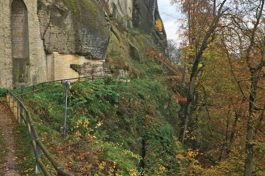 Wanderpfad am Fuße der Festungsmauer im Herbst