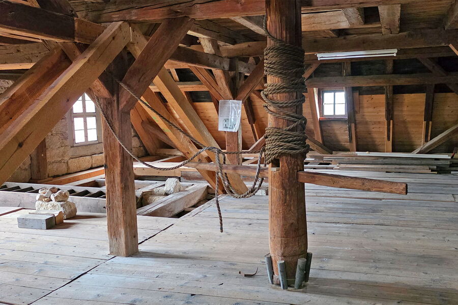 Historische Dachbalkenkonstruktion auf dem Dachboden des Neuen Zeughauses mit Handgöpel zum Heraufziehen von Lasten