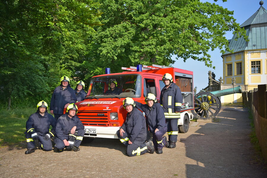 Mitglieder der Festungsfeuerwehr vor dem Feuerwehrauto
