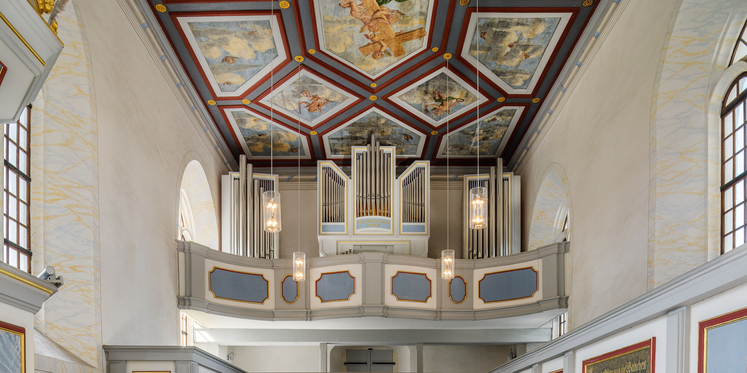 Blick auf die Orgelempore und Kassettendecke in der Garnisonskirche