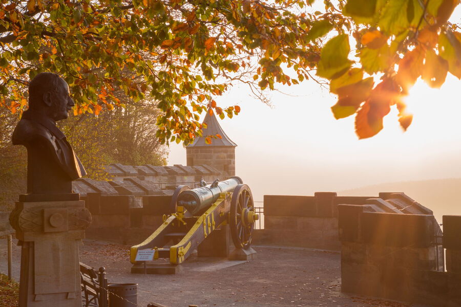 Kanone und Wachturm im herbstlichen Morgenlicht