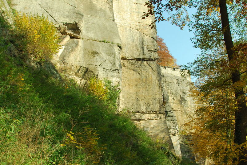 Blick vom Patrouillenweg auf Festungsmauer mit Wachtürmen