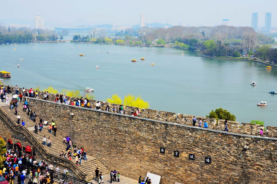 Abschnitt der Stadtmauer am Xuanwu-See