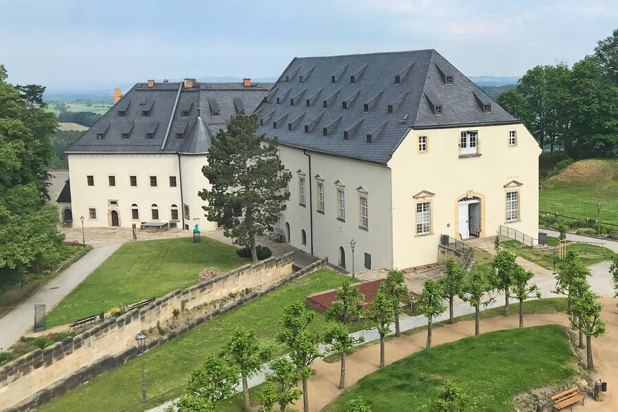 Gebäude-Ensemble Kommandantenhaus (li.) und Neues Zeughaus (r.) und Augustusplatz mit Lindenrondell