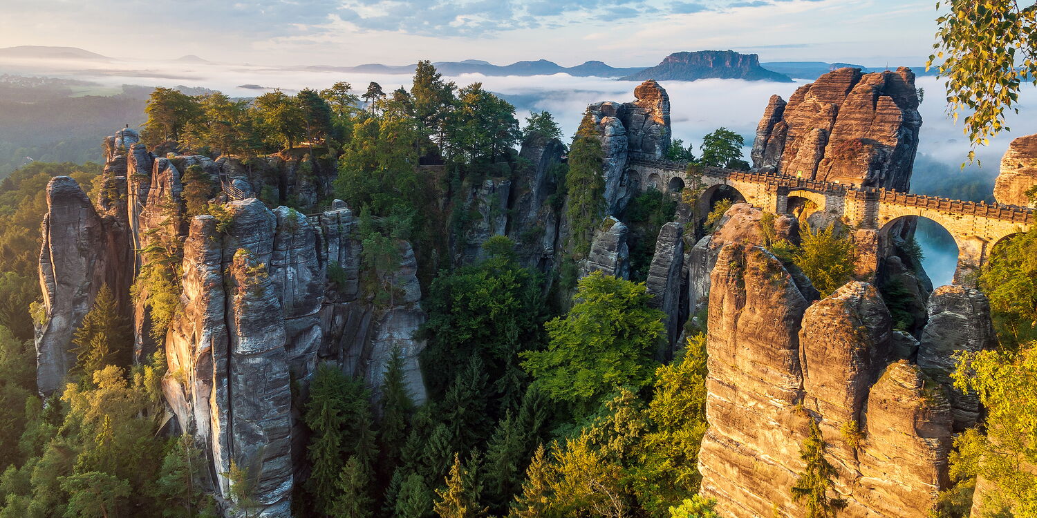 Felsformation mit Basteibrücke im Morgenlicht