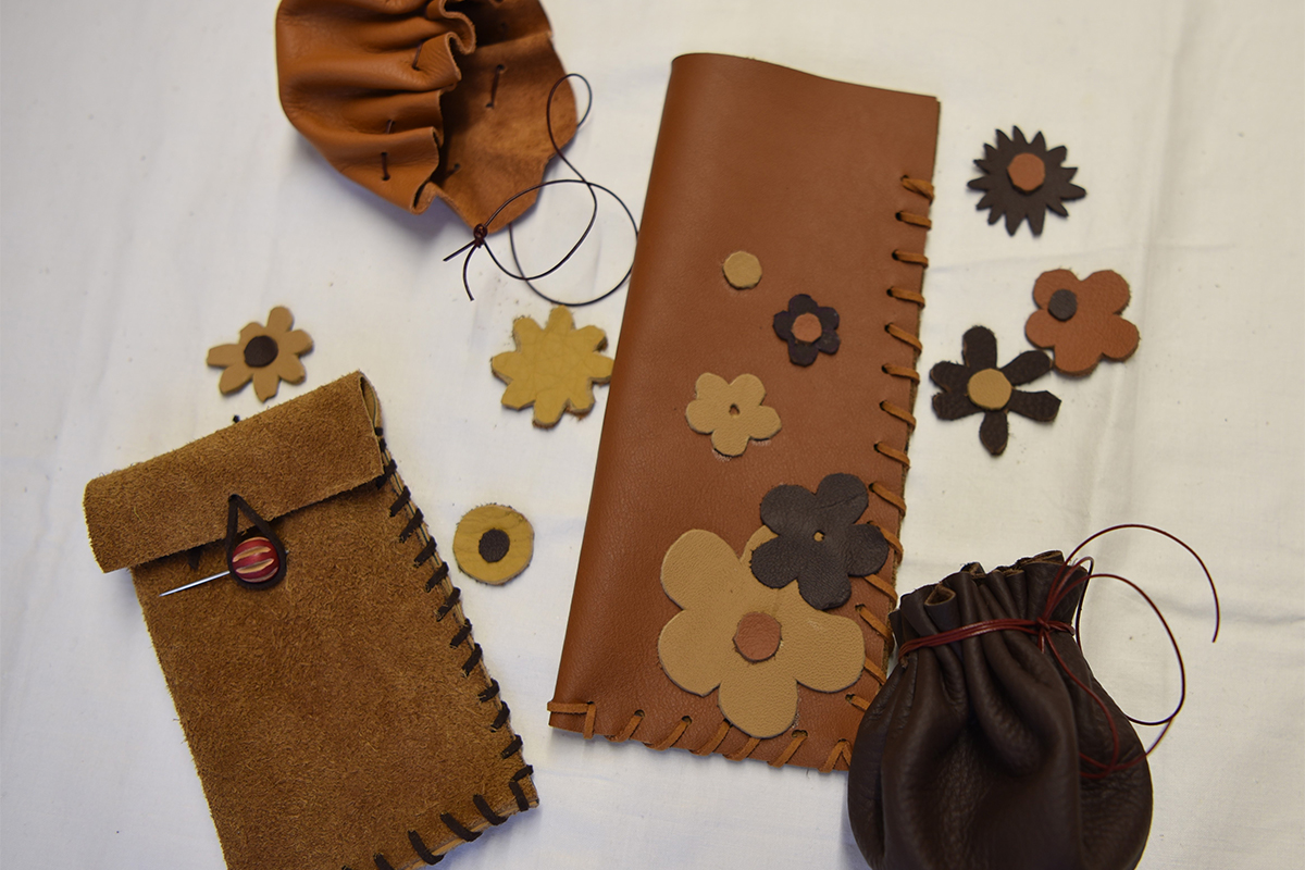 Lederbeutel, Lederetuis und kleine Blüten aus Leder